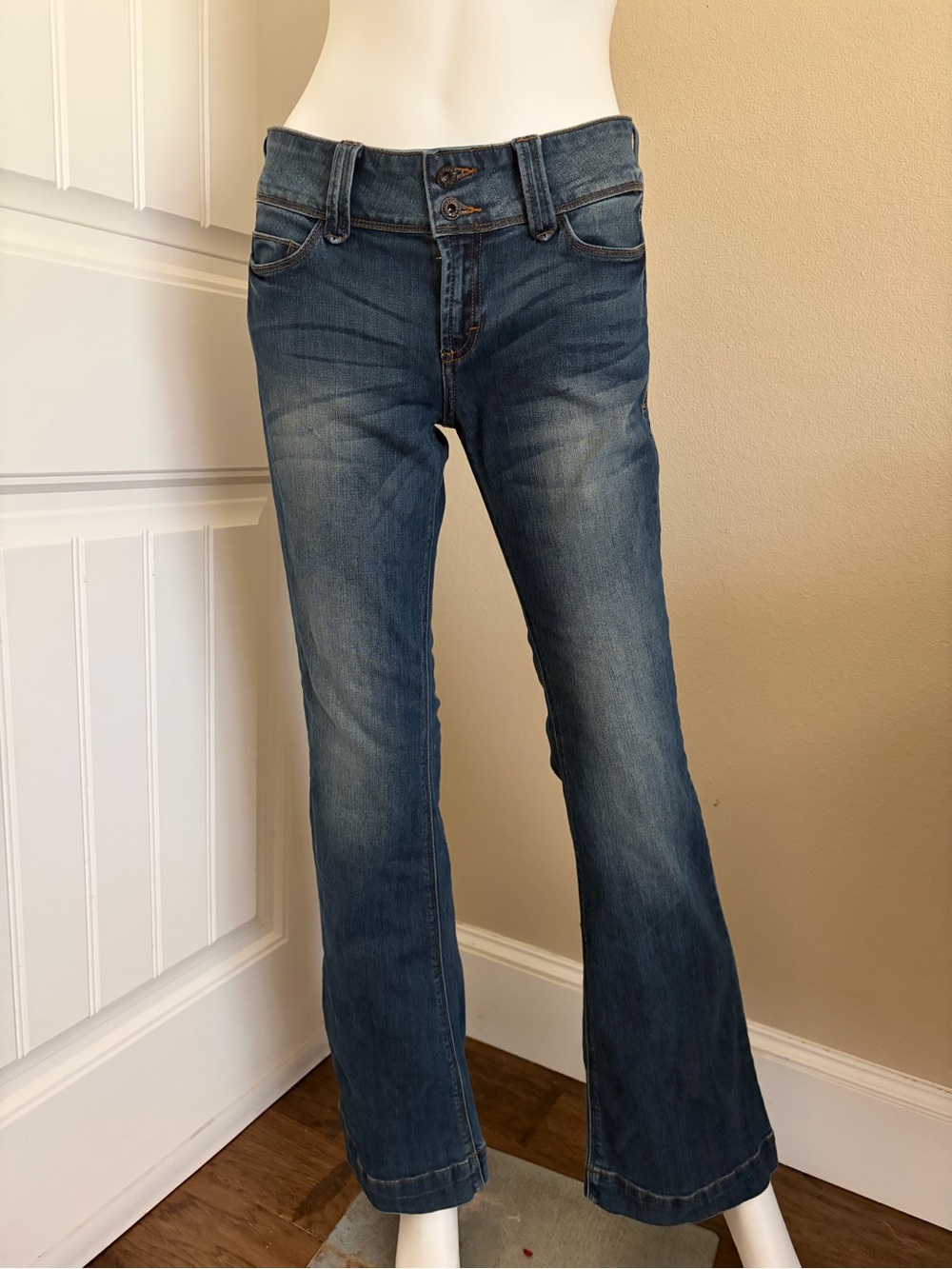 Vintage Y2K Women's Bootcut Flare Jeans in Medium Blue Wash